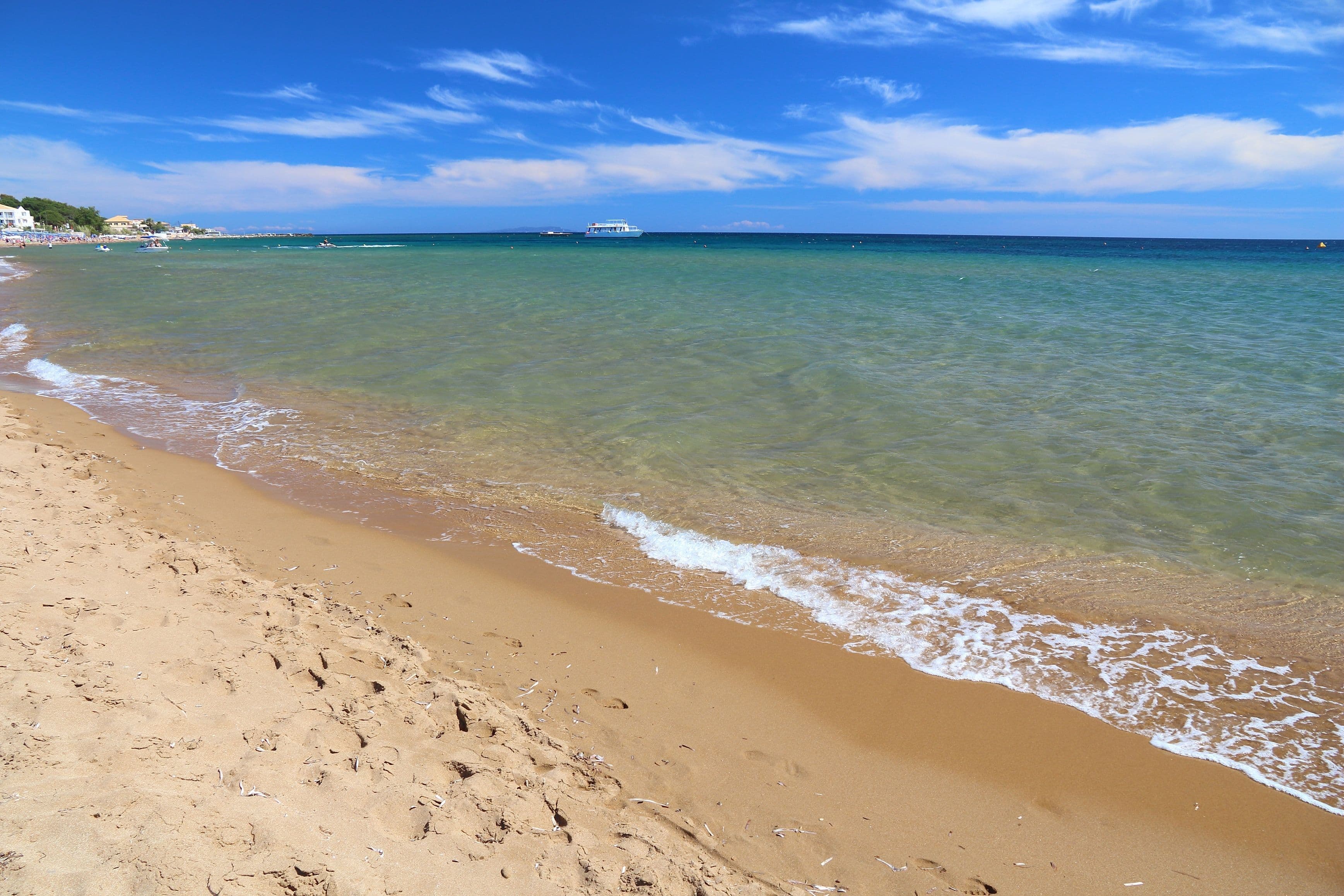The beach of Issos is one of the sandy beaches in Corfu worth discovering, along the South West coast.